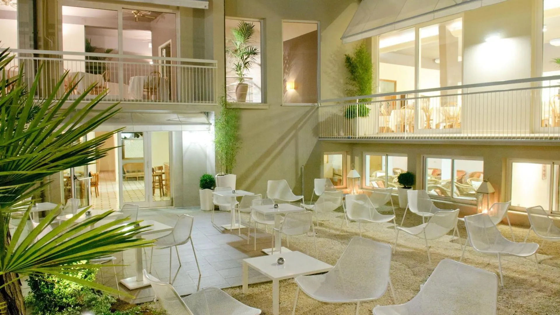 Hotel Trionfal - Fronte Mare - Vicinissimi Al Centro Milano Marittima
