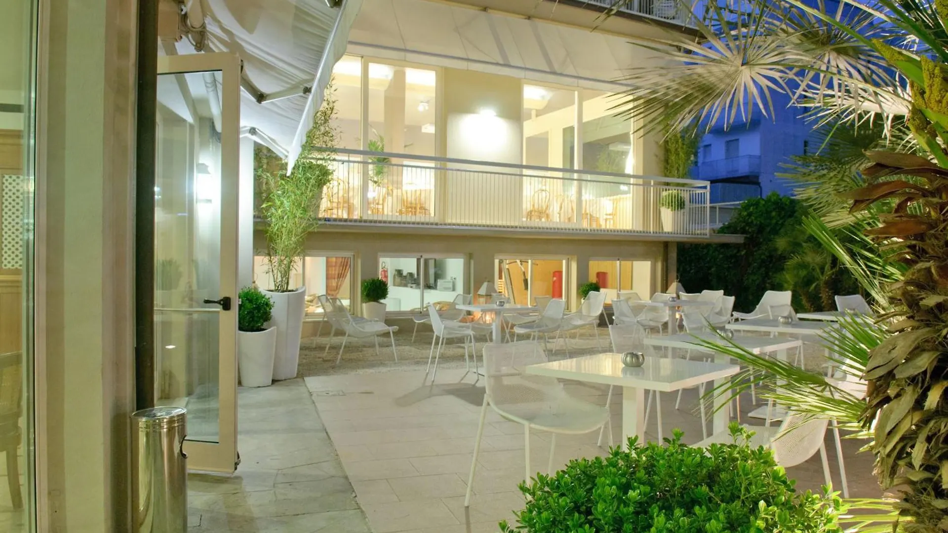 Hotel Trionfal - Fronte Mare - Vicinissimi Al Centro Milano Marittima