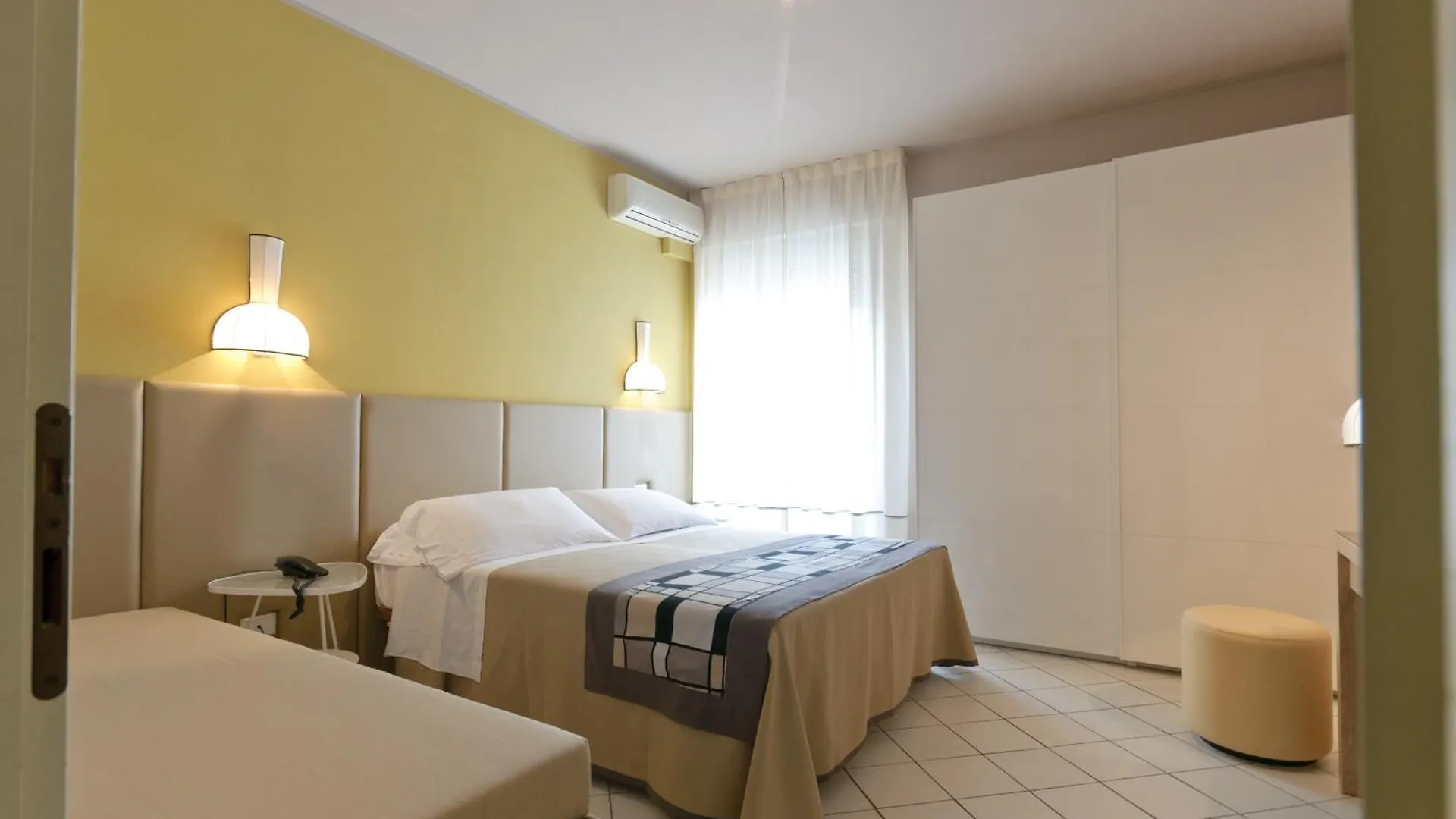 Hotel Trionfal - Fronte Mare - Vicinissimi Al Centro Milano Marittima Italy