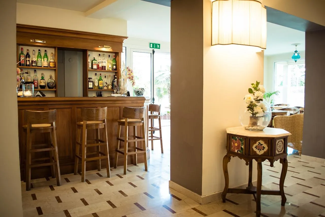 Hotel Trionfal - Fronte Mare - Vicinissimi Al Centro Milano Marittima